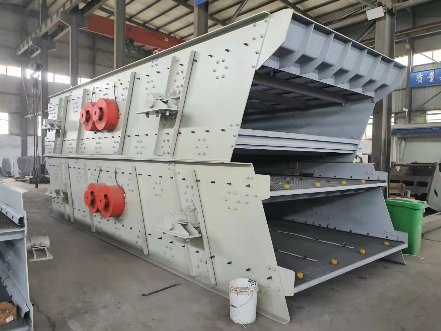 Circular vibrating screen