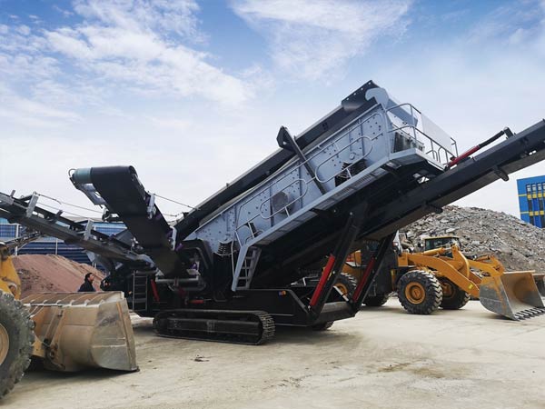 Crawler mobile crushing station