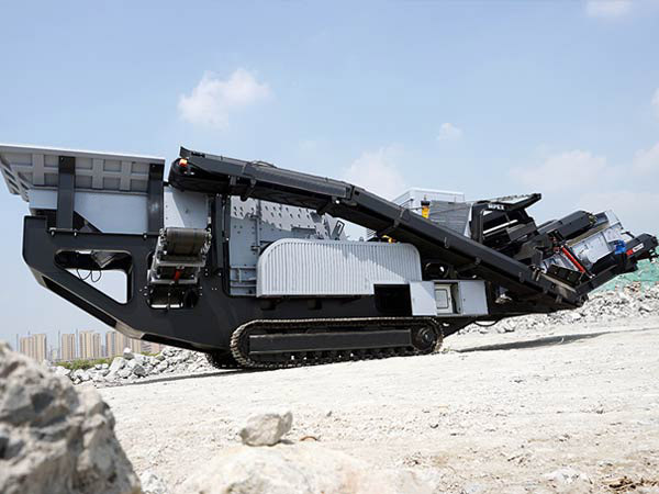 Crawler mobile crushing station