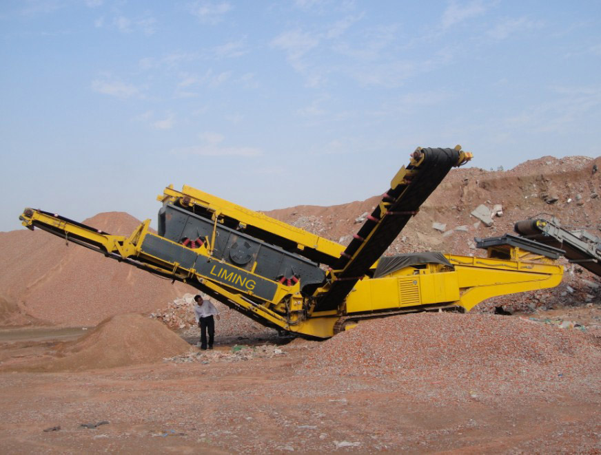 Crawler type screening mobile crushing station