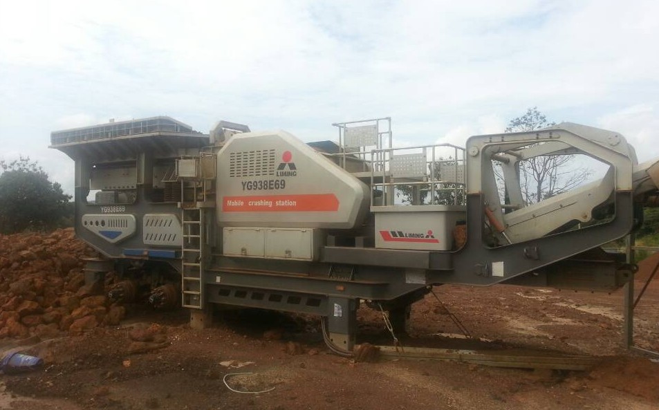 Crawler type screening mobile crushing station