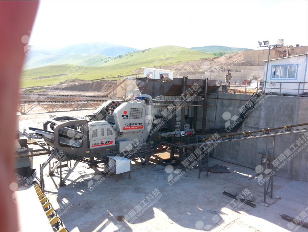 Crawler type screening mobile crushing station