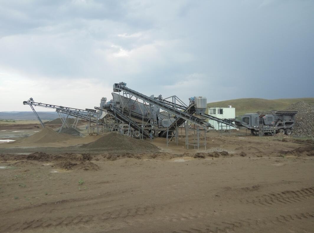 Crawler type screening mobile crushing station